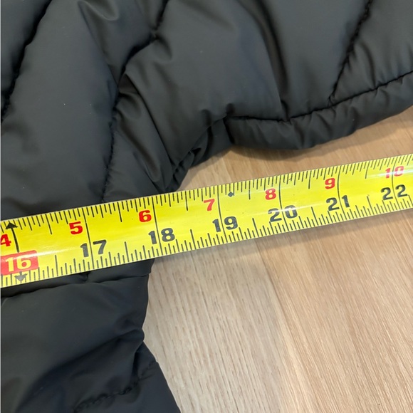 KhySculpted Puffer in black size large runs small - Picture 5 of 6